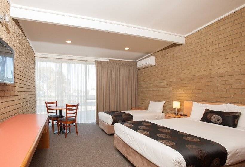 חדר סטנדרט, Mitchell On Main