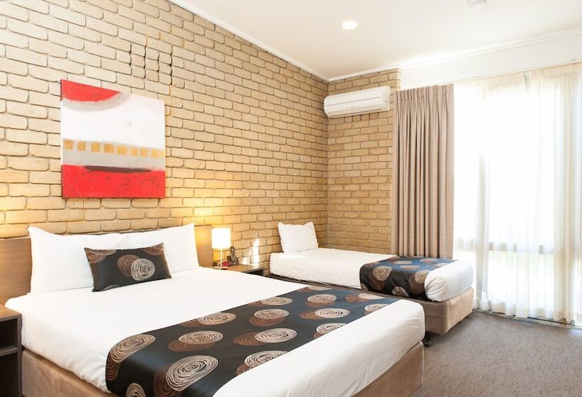 חדר סטנדרט, Mitchell On Main