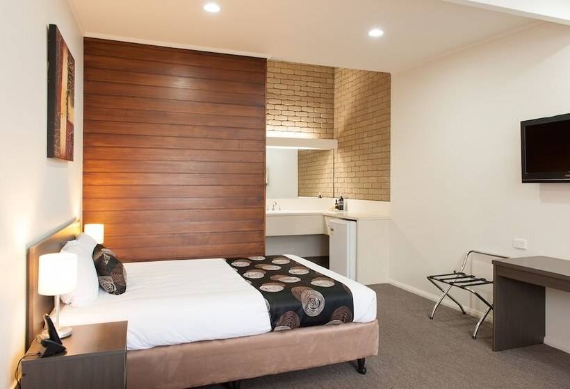 חדר סופריור, Mitchell On Main