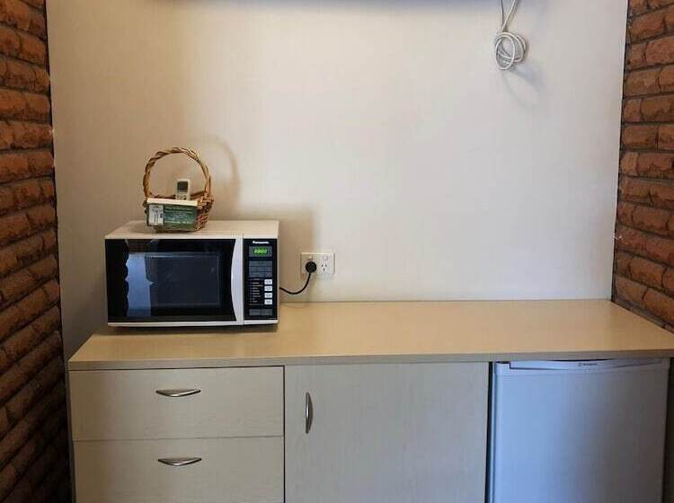 Семейный Номер, Overlander Motor Lodge