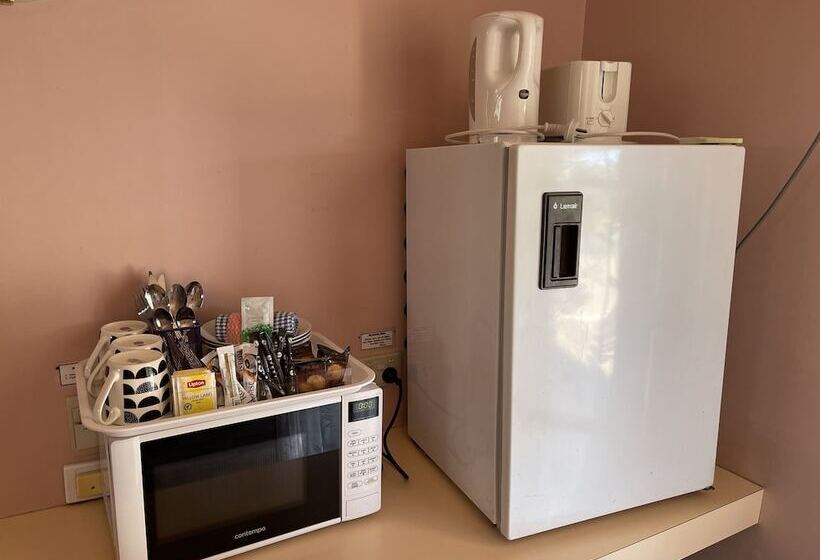 חדר משפחתי, Philadelphia Motor Inn