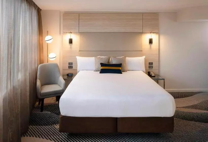 キングサイズベッドのスーペリアルーム, Novotel Sydney Parramatta