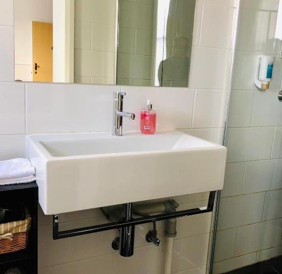 חדר דלוקס, The Mews Motel