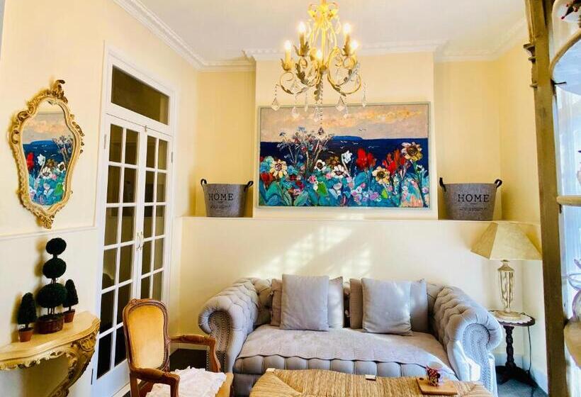 חדר דלוקס, The Mews Motel