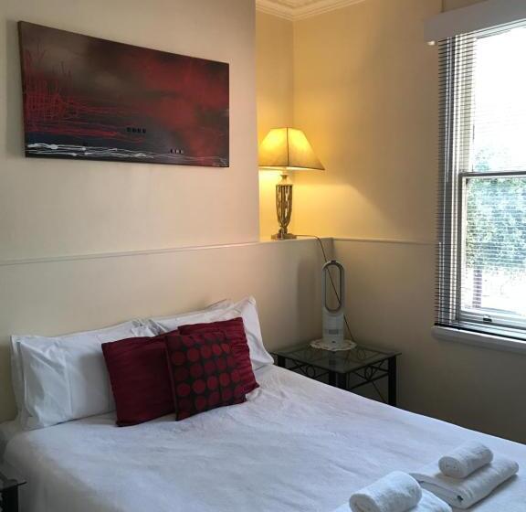 חדר דלוקס, The Mews Motel