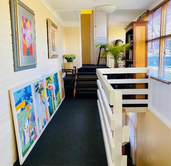 חדר משפחתי, The Mews Motel