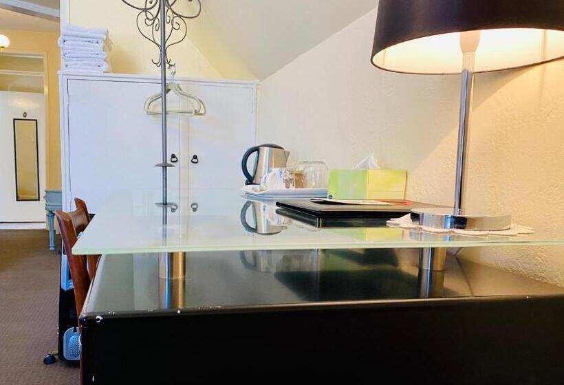 חדר משפחתי, The Mews Motel