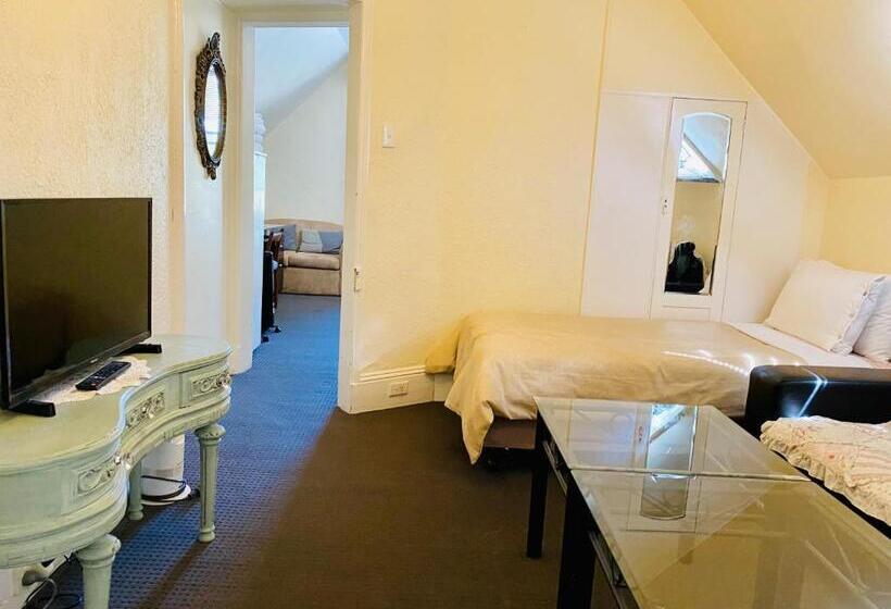 חדר משפחתי, The Mews Motel