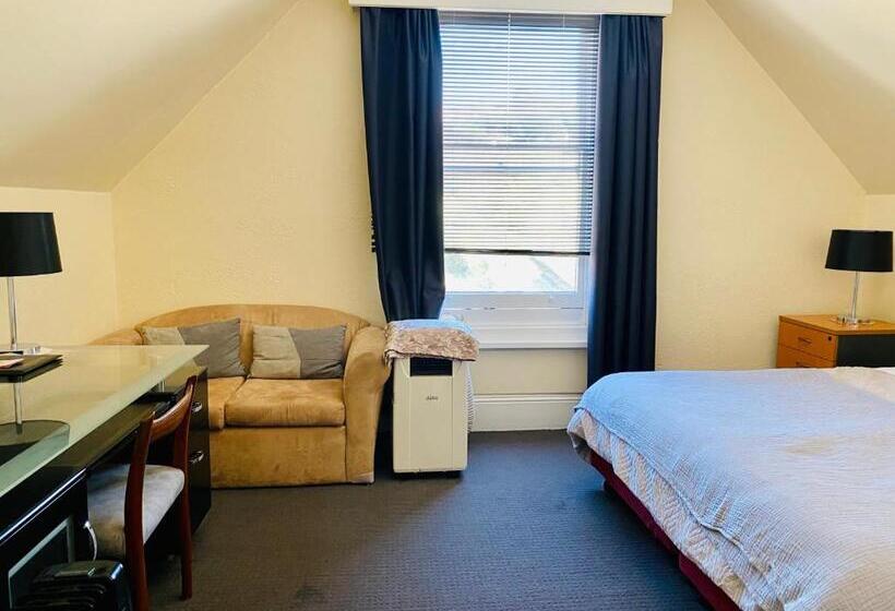 חדר משפחתי, The Mews Motel