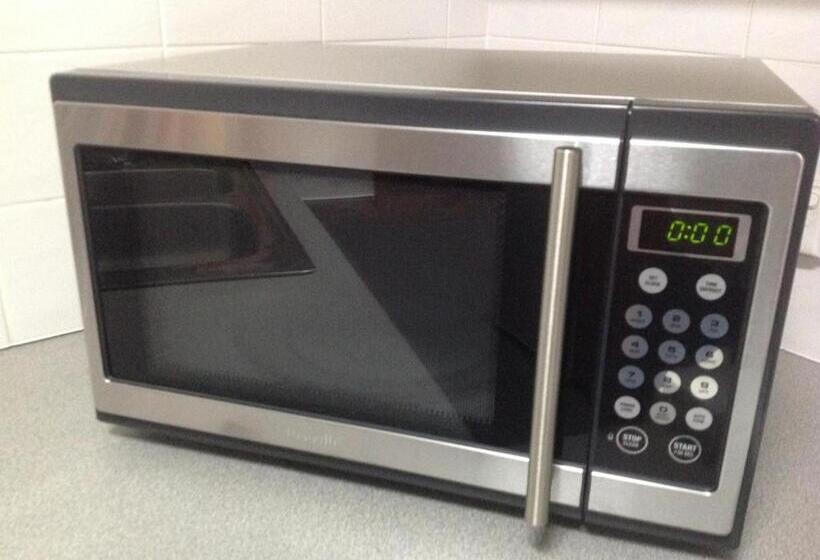 חדר סטנדרט לשלושה, Allan Cunningham Motel