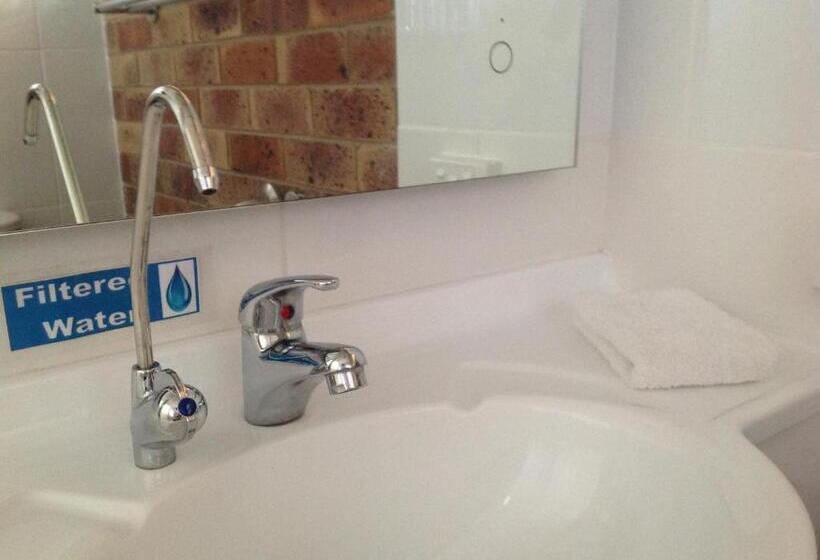 חדר משפחתי, Allan Cunningham Motel