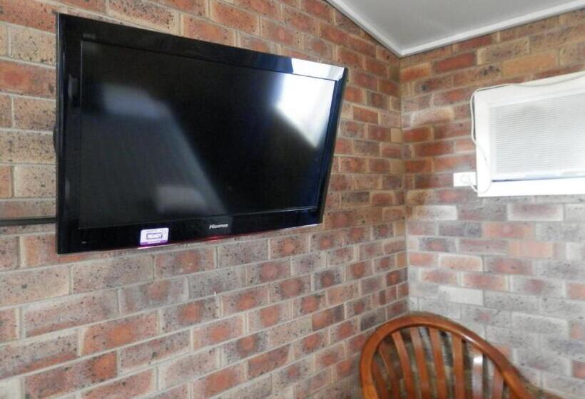 חדר משפחתי, Allan Cunningham Motel