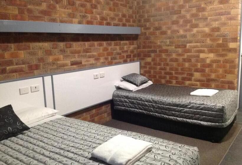 패밀리 룸, Allan Cunningham Motel