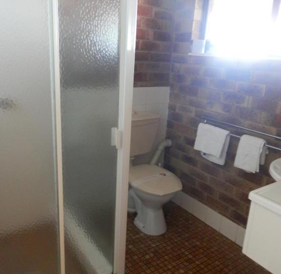 חדר משפחתי, Allan Cunningham Motel