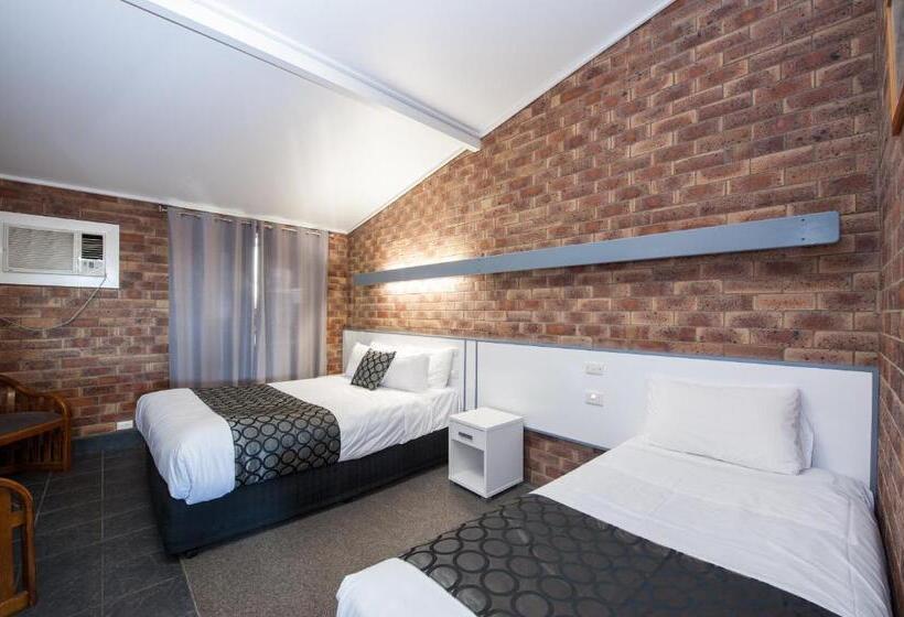 חדר משפחתי, Allan Cunningham Motel