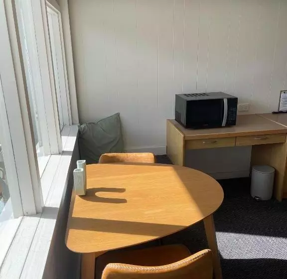 スイート, Harbour View Motel