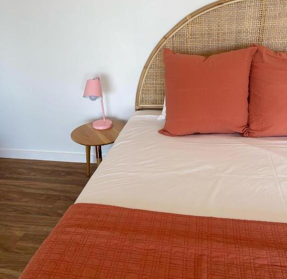 デラックススイート, Harbour View Motel