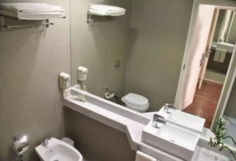 Standard Yhden Hengen Huone, Grand King