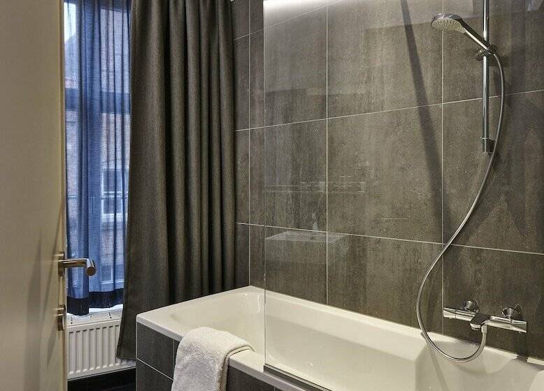 Семейный Номер, Monsieur Ernest