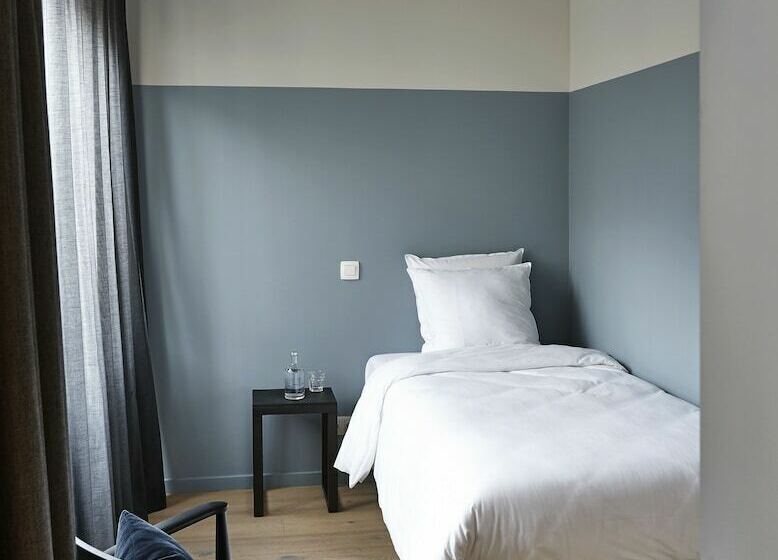 Семейный Номер, Monsieur Ernest