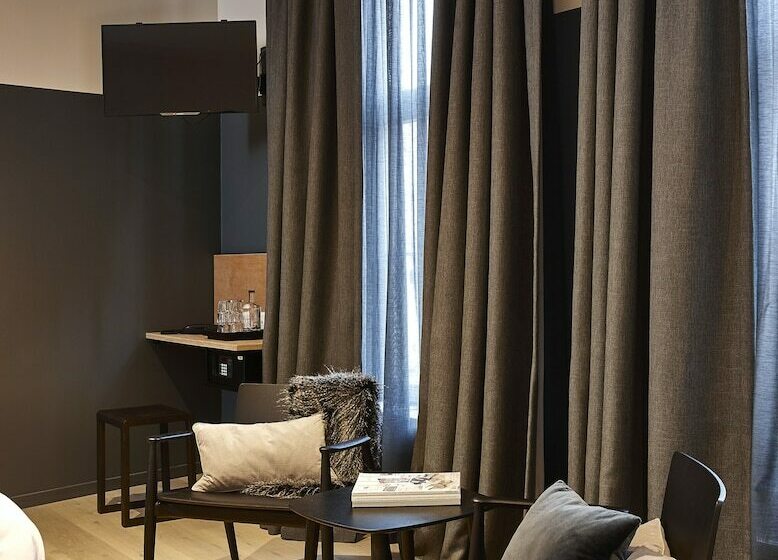 Семейный Номер, Monsieur Ernest