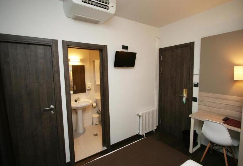 اتاق عادی, Pyrenees