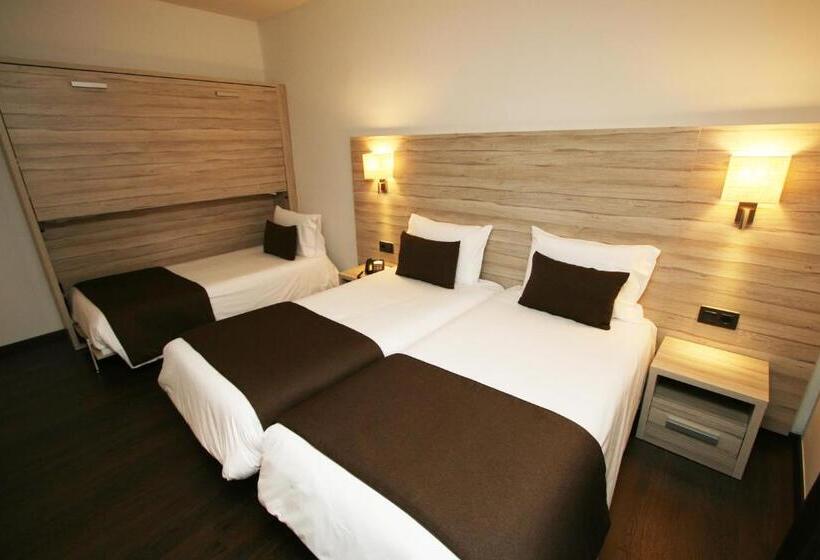 اتاق استاندارد سه نفره, Pyrenees