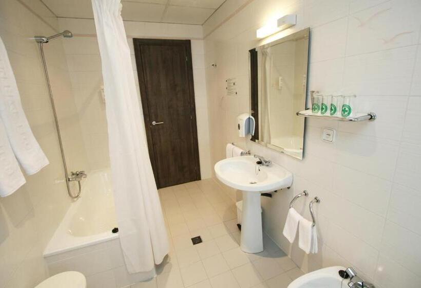 اتاق استاندارد سه نفره, Pyrenees