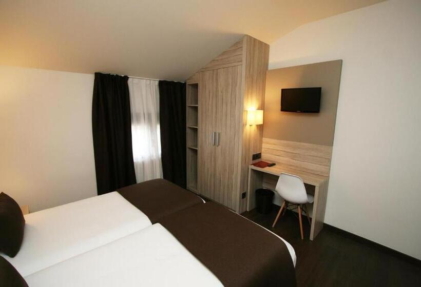 اتاق استاندارد سه نفره, Pyrenees