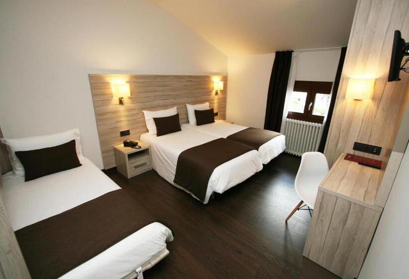 اتاق استاندارد سه نفره, Pyrenees