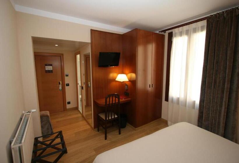 اتاق استاندارد, Pyrenees