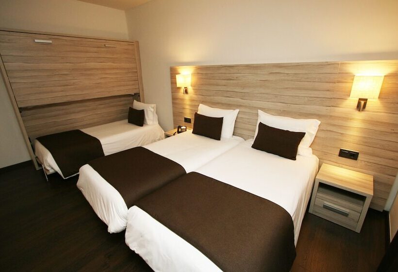 اتاق استاندارد سه نفره, Pyrenees