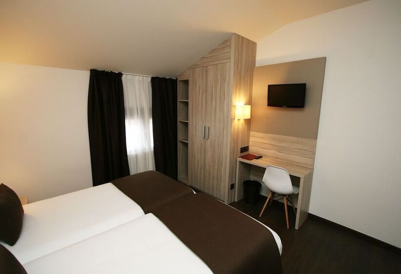 اتاق استاندارد سه نفره, Pyrenees