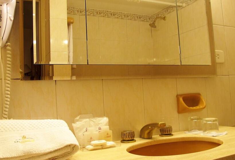 اتاق استاندارد سه نفره, Sheltown