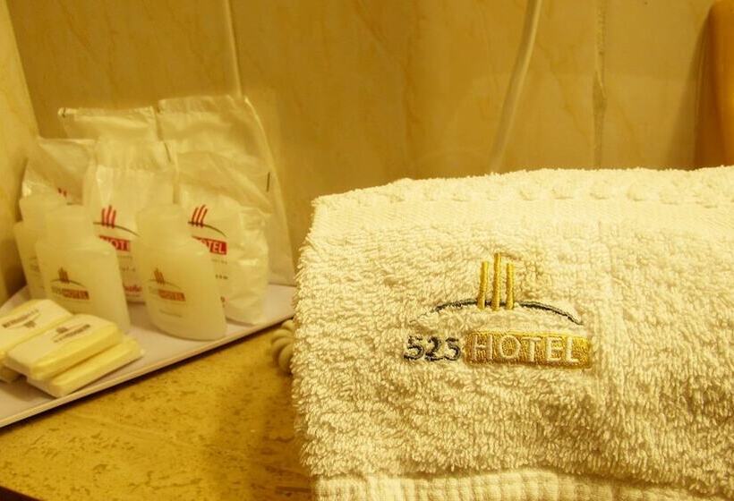 اتاق استاندارد سه نفره, Sheltown