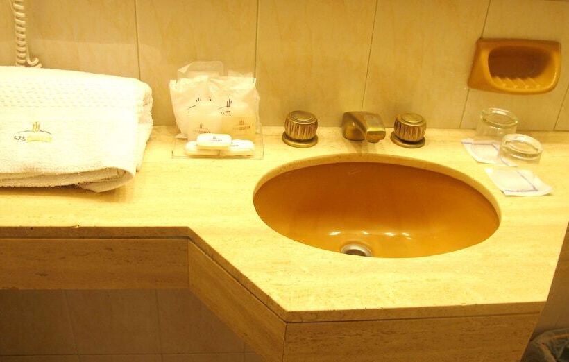 اتاق استاندارد سه نفره, Sheltown