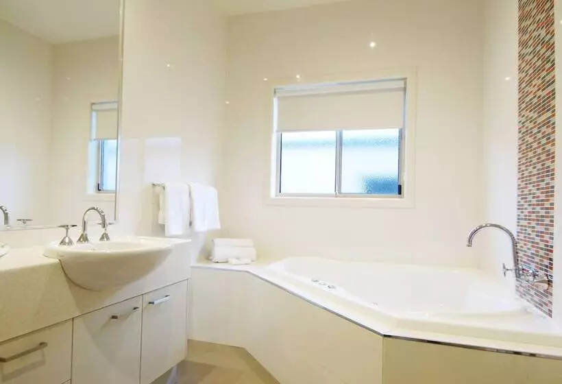 اتاق استاندارد با تخت بزرگ, The Wyndhamere Motel Shepparton