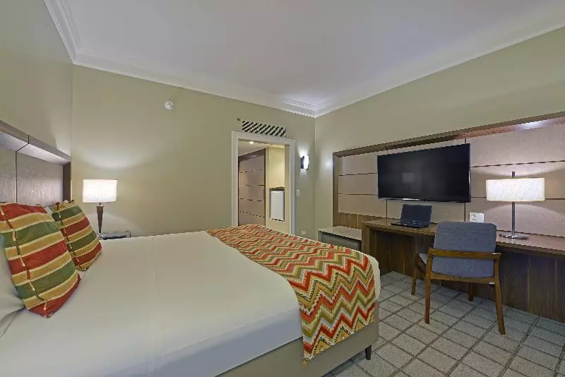 Quarto deluxe, Deville Prime Salvador
