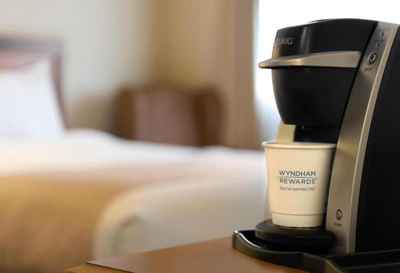 Номер Стандарт с Койками, Days Inn By Wyndham Nanaimo