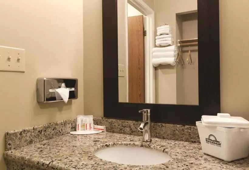 اتاق استاندارد با تخت بزرگ, Days Inn By Wyndham Nanaimo
