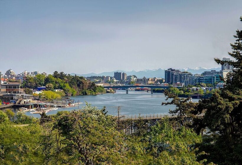 جناح, Days Inn By Wyndham Victoria Uptown