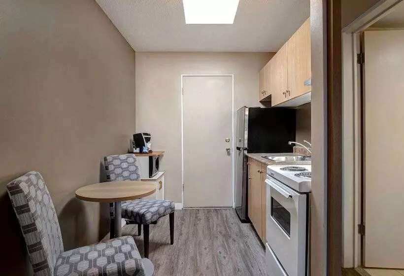 سوییت, Days Inn By Wyndham Victoria Uptown