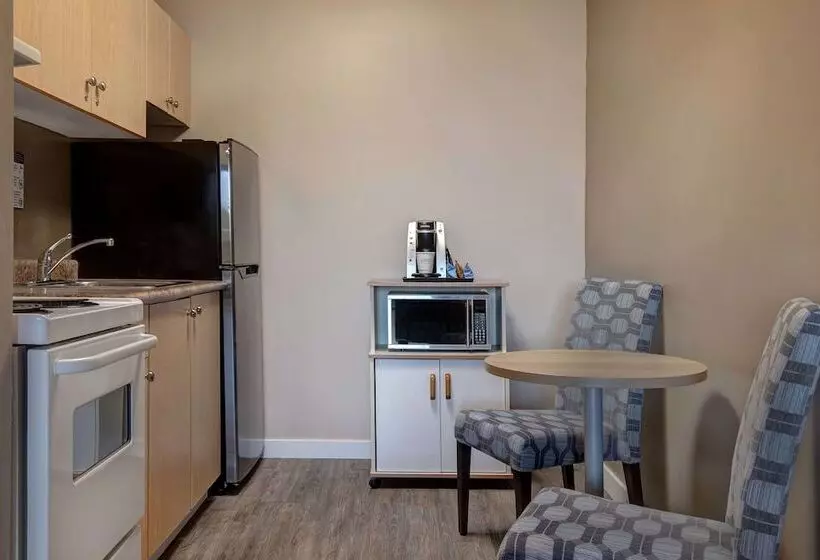 سوییت, Days Inn By Wyndham Victoria Uptown