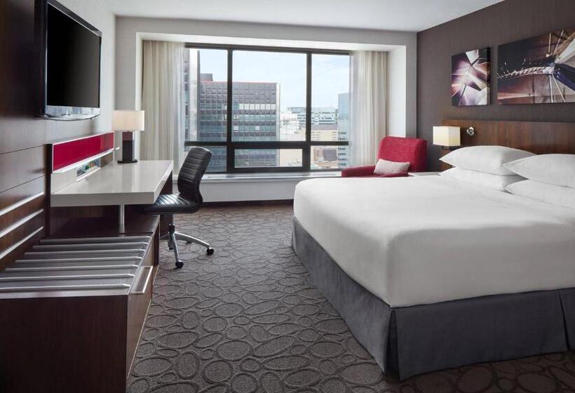 带大床的豪华间, Delta Hotels By Marriott Ottawa City Centre