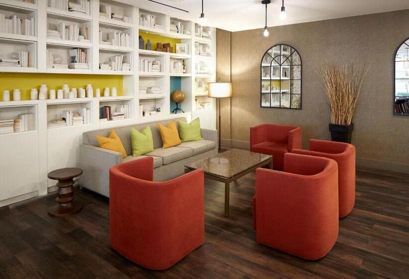 带大床的俱乐部房间, Delta Hotels By Marriott Ottawa City Centre