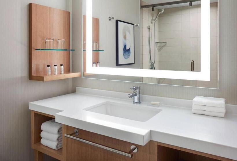 חדר סטנדרט עם מיטת קינג, Delta Hotels By Marriott Saskatoon Downtown