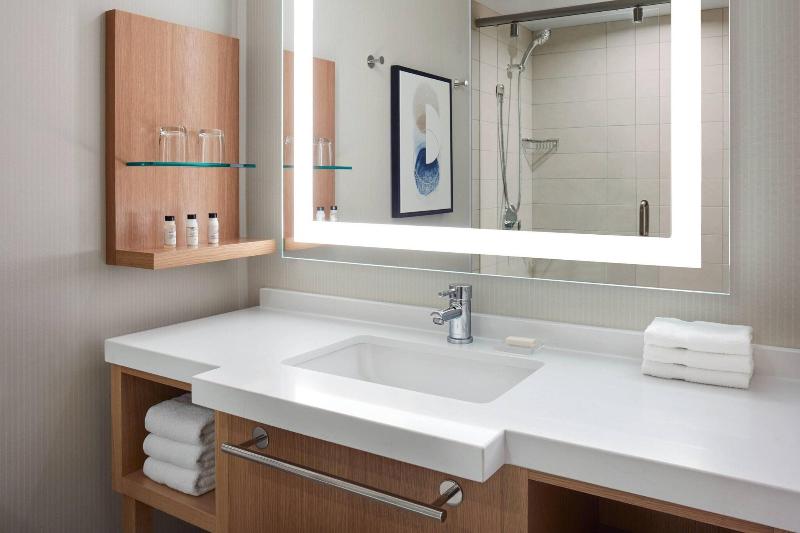 חדר סטנדרט עם מיטת קווין, Delta Hotels By Marriott Saskatoon Downtown