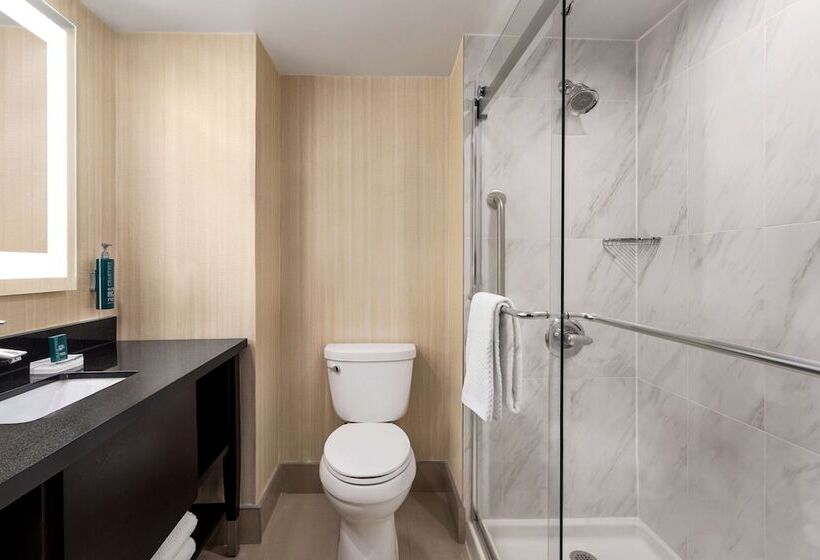 스위트, Doubletree By Hilton Pointe Claire Montreal Airport West