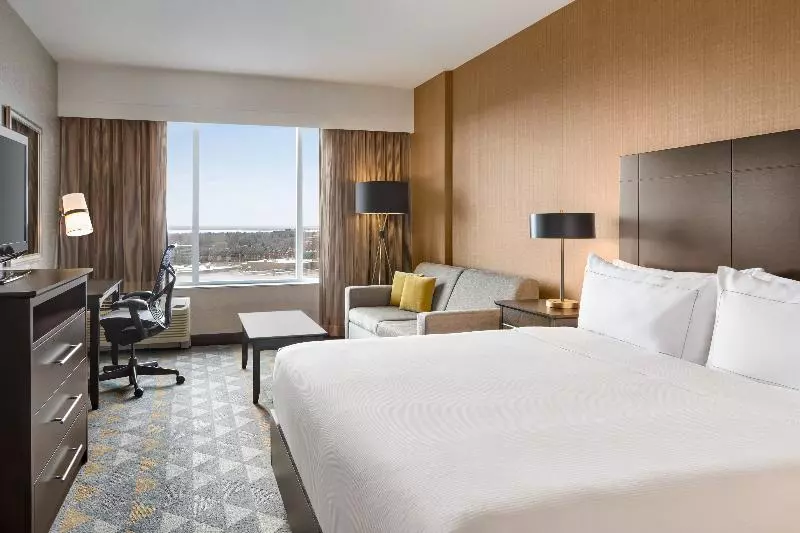 اتاق استاندارد با تخت بزرگ, Doubletree By Hilton Pointe Claire Montreal Airport West