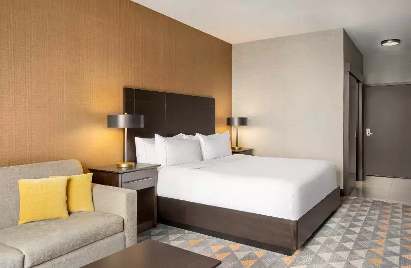 اتاق استاندارد با تخت بزرگ, Doubletree By Hilton Pointe Claire Montreal Airport West